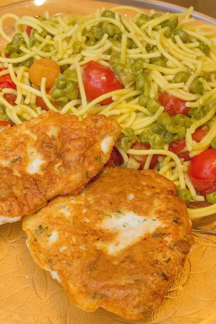 Menú de espaguetis con guisantes ytomates  cherry al vino con pollo a la parmesana