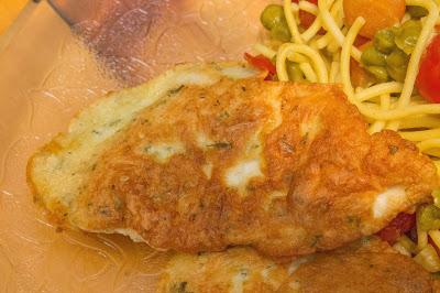 Menú de espaguetis con guisantes ytomates  cherry al vino con pollo a la parmesana