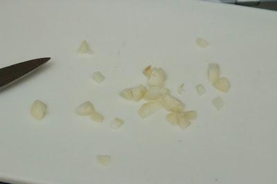 Menú de espaguetis con guisantes ytomates  cherry al vino con pollo a la parmesana