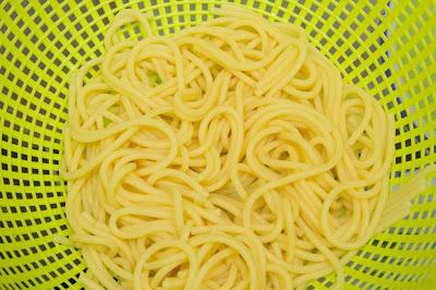 Menú de espaguetis con guisantes ytomates  cherry al vino con pollo a la parmesana