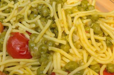Menú de espaguetis con guisantes ytomates  cherry al vino con pollo a la parmesana
