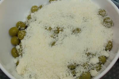 Menú de espaguetis con guisantes ytomates  cherry al vino con pollo a la parmesana