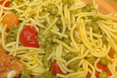 Menú de espaguetis con guisantes ytomates  cherry al vino con pollo a la parmesana