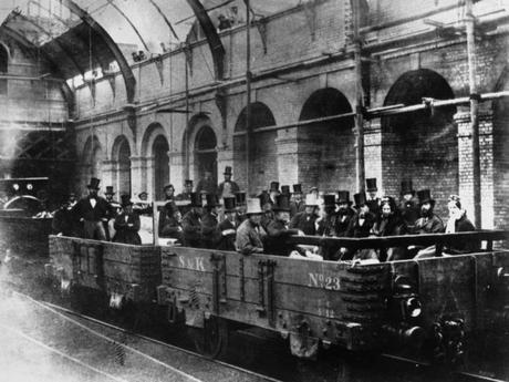 Inaugurado en 1863, el metro de Londres fue el primer sistema de ferrocarril subterráneo del mundo. Foto: Hulton Getty