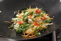 Wok de fideos de maíz con ternera y verduras