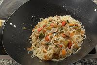 Wok de fideos de maíz con ternera y verduras