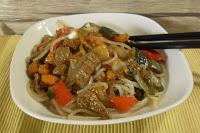 Wok de fideos de maíz con ternera y verduras