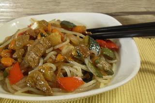 Wok de fideos de maíz con ternera y verduras