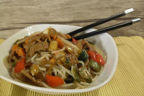 Wok de fideos de maíz con ternera y verduras