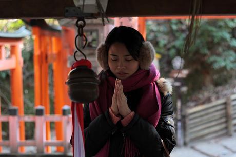 Rezando en el santuario shintoísta - Foto de: Japanexperterna