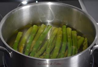 Entrecot de ternera cocinado con espárragos verdes y vinagre balsámico