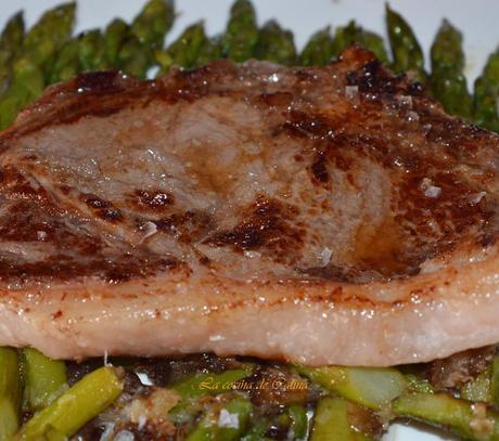 Entrecot de ternera cocinado con espárragos verdes y vinagre balsámico