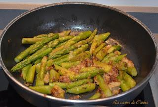 Entrecot de ternera cocinado con espárragos verdes y vinagre balsámico