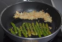 Entrecot de ternera cocinado con espárragos verdes y vinagre balsámico