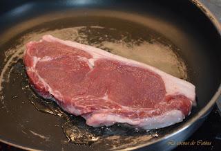 Entrecot de ternera cocinado con espárragos verdes y vinagre balsámico