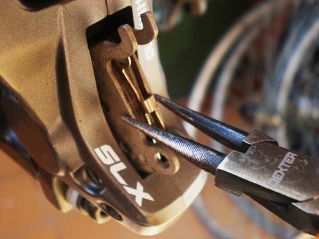 Cómo cambiar las pastillas de freno de nuestra bicicleta de montaña. Vídeo