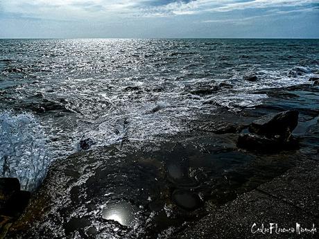 Fotografía artística del mar junto a las rocas.