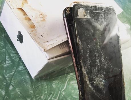 ¿Apple sigue el camino de Samsung?: Un iPhone 7 explota dentro de su embalaje