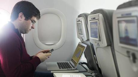 ¿Quieres viajar conectado? Revelan las contraseñas de Wifi en los aeropuertos del mundo wifi_avion_reuters