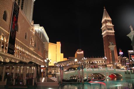 Un idiota de viaje – Un flamenco, una boda y un streaptease La noche, las luces, los locos...