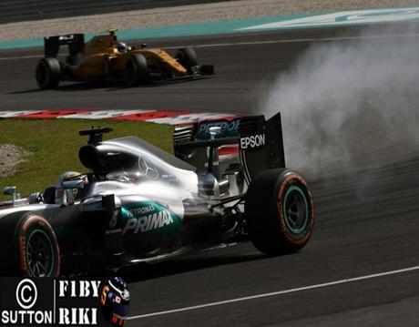 Resumen del GP de Malasia 2016 | Ricciardo gana por un fallo del motor de Hamilton