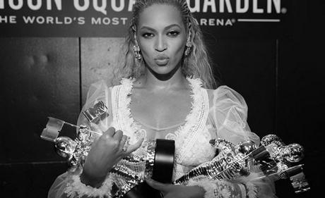 Beyonce se viste de novia (española) para triunfar