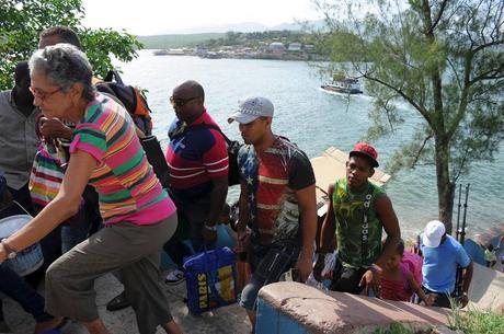 residentes-de-la-isla-de-granma-son-evacuados-debido-a-la-proximidad-del-huracan-matthew-en-santiago-de-cuba-el-2-de-octubre-de-2016-2