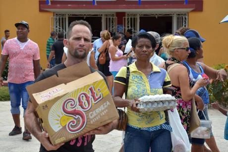 residentes-compran-alimentos-antes-de-la-llegada-del-huracan-matthew-en-la-provincia-de-holguin-cuba-el-2-de-octubre-de-2016