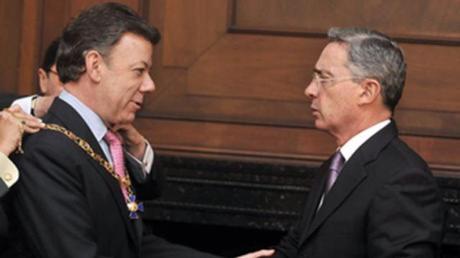 Juan Manuel Santos Saluda a Álvaro Uribe. Fuente: https://todaslassombras.blogspot.com.co/2016/10/aqui-no-gano-la-democracia.html