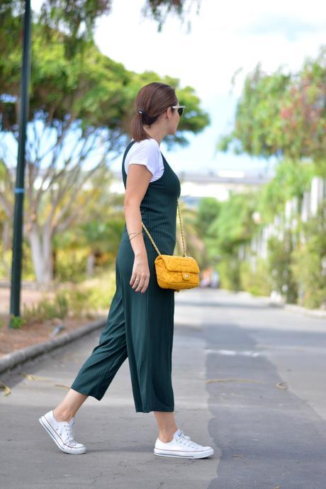 outfit-mono-verde-zara-converse