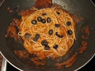 ESPAGUETIS A LA PUTTANESCA
