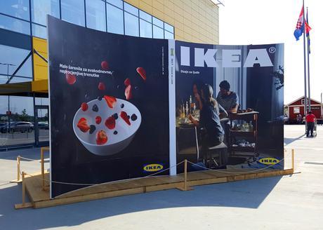 IKEA monta un catálogo gigante en medio de una calle de Croacia