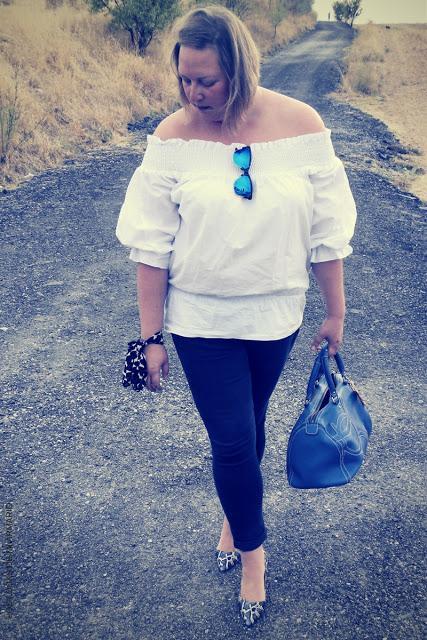 zapatos-python-azul-zara-tacon-look-jeans-camisa-bardot-lazo-escote-espalda-bolso-azul-purificacion-garcia-los-looks-de-mi-armario-blogger-madrid-curvy-girl-talla-grande-plus-size-017 http://www.loslooksdemiarmario.com/2016/10/mis-nuevos-zapatos-python-azules-look.html