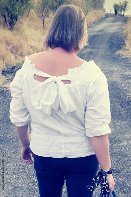 zapatos-python-azul-zara-tacon-look-jeans-camisa-bardot-lazo-escote-espalda-bolso-azul-purificacion-garcia-los-looks-de-mi-armario-blogger-madrid-curvy-girl-talla-grande-plus-size-08 http://www.loslooksdemiarmario.com/2016/10/mis-nuevos-zapatos-python-azules-look.html