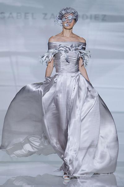Vestido de novia de Isabel Zapardiez 2017 con plumas - Foto: Barcelona Bridal Fashion Week