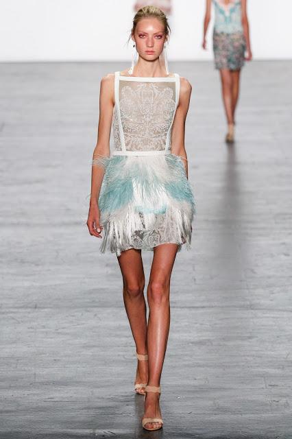 Vestido de novia de Tadashi Shoji 2017 con capa de plumas - Foto: www.vogue.es