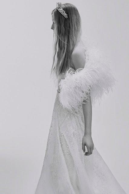 Vestido de novia de Elie Saab 2017 con chal de plumas - Foto: www.vogue.es