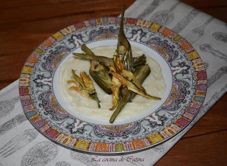Alcachofas sobre pil-pil de coliflor