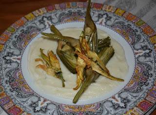 Alcachofas sobre pil-pil de coliflor