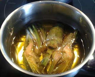 Alcachofas sobre pil-pil de coliflor