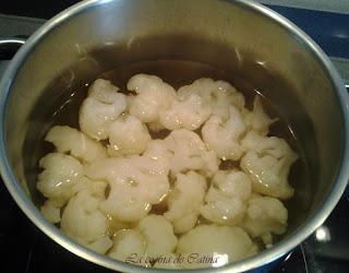 Alcachofas sobre pil-pil de coliflor