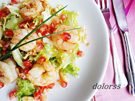 Ensalada templada de otoño con gambas y vinagreta de piñones