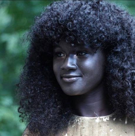 Una modelo conquista internet con su piel increíblemente negra (FOTOS)