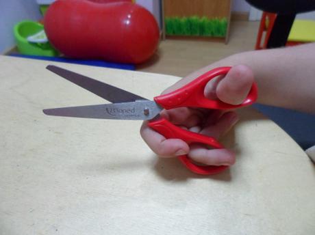 Resultado de imagen de coger las tijeras correctamente