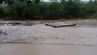 Arroyo buringa inunda zonas de Vicente Noble.