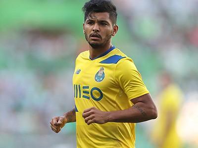 Tecatito sigue en observación tras lesión que sufrió