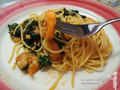 Espaguetis con gambas y espinacas