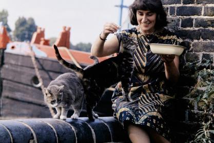 Mary Fedden y sus dos gatos en el embarcadero Durham