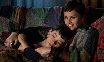 Lewis MacDougall (Conor) y Felicity Jones (madre de Conor)