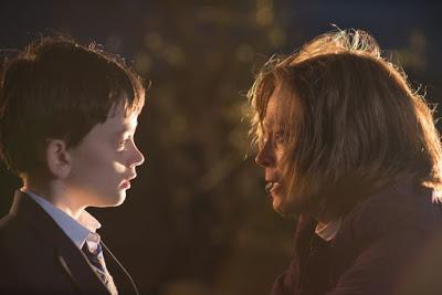 Lewis MacDougall (Conor) y Sigourney Weaver (abuela de Conor)